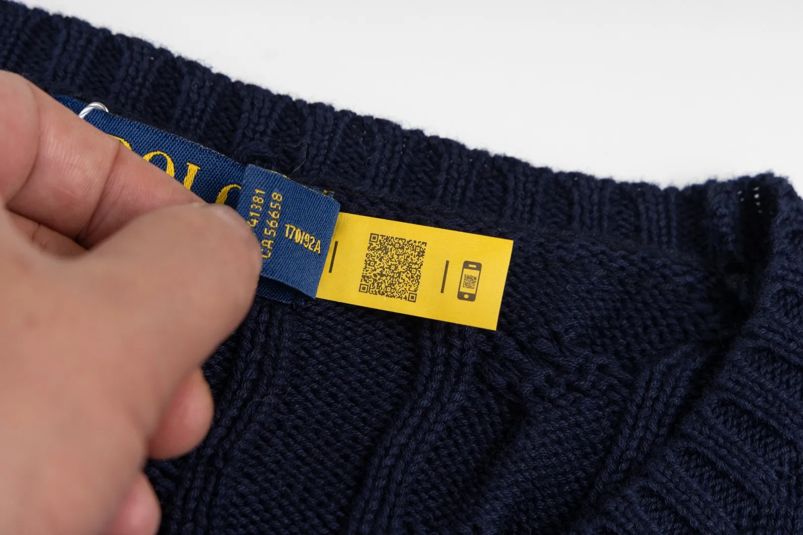P220 #R91 RALPH LAUREN Ralph Lauren fourteen colors classic small label embroidery round neck pullover cable cardigan sweater men's top, high-density LOGO embroidery on the chest, original customization of tag accessories. Made of pure cotton yarn, pure cotton is skin-friendly and comfortable, small label war horse embroidered twist button round neck sweater 🐎 high quality, follow the blogger to learn how to wear it! Let’s buy a Ralph Lauren cable sweater. It’s a super hard-to-find series after it became popular. It’s hard to find one on the official website. It’s simple and practical to wear, with a lazy and loose feel. The thickened fabric has more texture, feels soft and delicate, and has a loose fit. Whether worn alone or layered, you can wear different styles of fashion with just one piece!   Size：XS S M L Sleeve length: 59/60/61/62/63